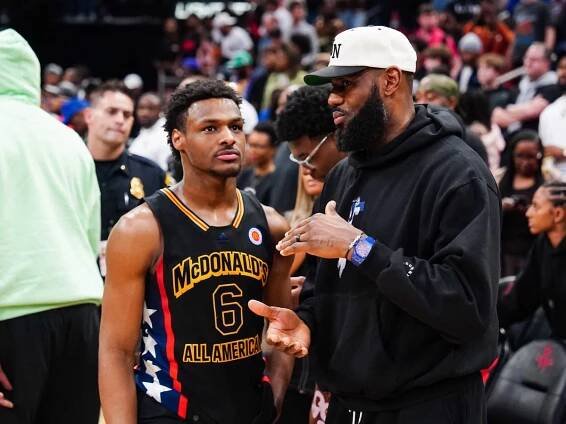 LeBron James: O ikona basketbalu hrajícím se synem