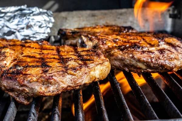 Jak grilovat maso? Odpovíme vám na základní otázky, abyste si na grilovaném mase opravdu pochutnali