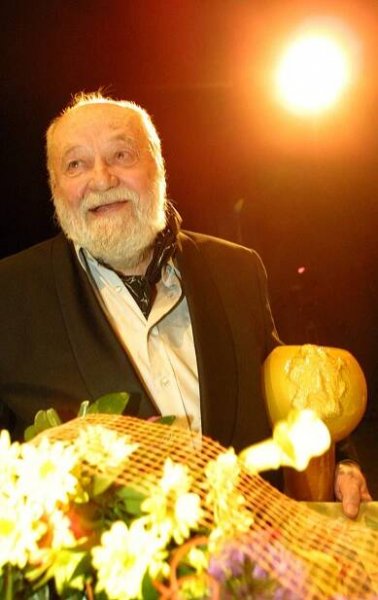 Král z pohádky o Jasněnce zemřel sám, doma ho našla uklízečka. Majetek slavného herce propadl státu