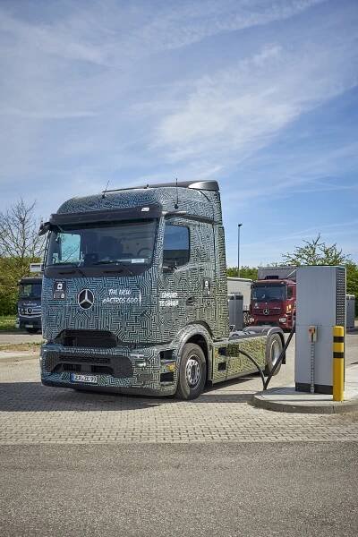 Mercedes-Benz Trucks durchbricht Schallmauer beim elektrischen Laden