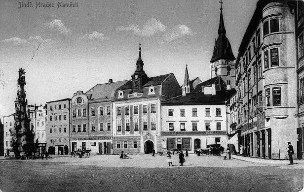 Jindřichův Hradec, severozápadní strana náměstí a kostelní věž; 1912 (sbírka Jiřího Fiedlera).