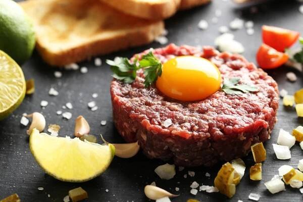 Připravte si tatarák podle Michala Davida. Do receptu přidává tajnou ingredienci - Jimeto.cz