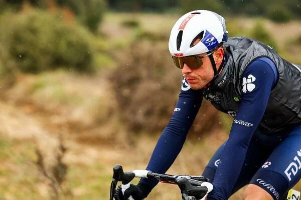 Remi Cavagna led solo until the lead echelon caught up with him