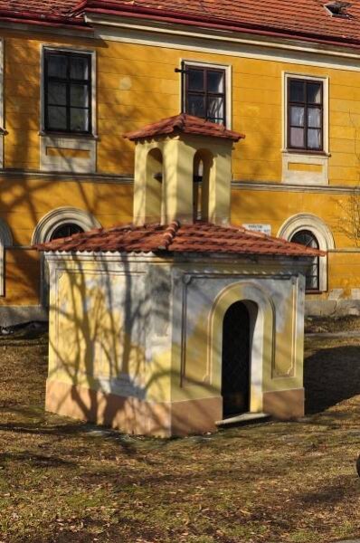 Kaplička se zvoničkou ve Vokovicích
