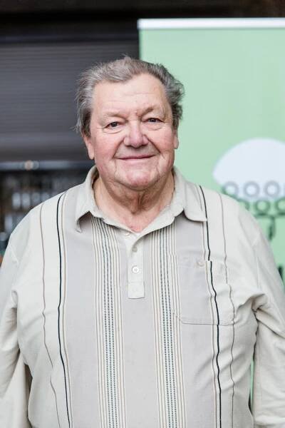 Portraitfoto von Mann, der in die Kamera lächelt