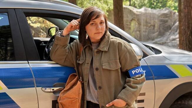 Místo smíchu vážná tvář. Bylo těžké hrát uzavřenou policistku, říká Julia Issa