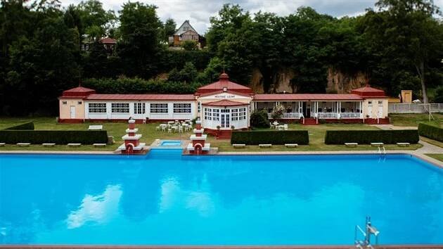 Mšeno u Mělníka. Nově zrekonstruované městské lázně jsou výjimečně zachovalou ukázkou architektury ve stylu art deco. 