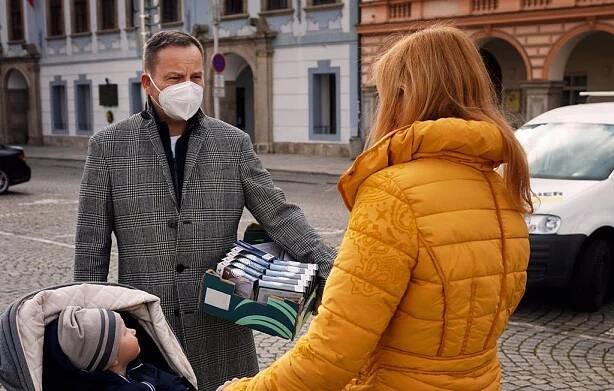 Poslanec Jan Bauer vidí jako velký problém to, že se stále neotevřely školy.