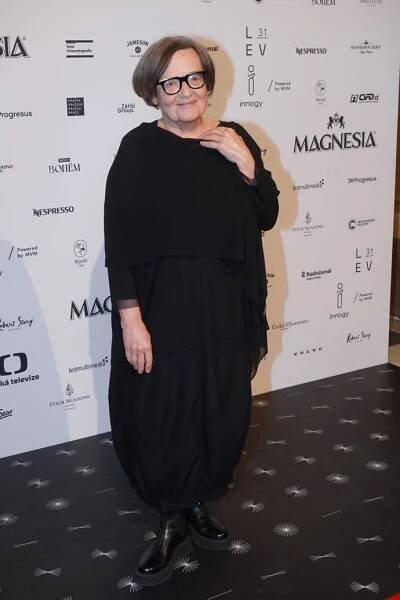 Režisérka Agnieszka Holland zahalila svou postavu do jednoduchých černých šatů.
