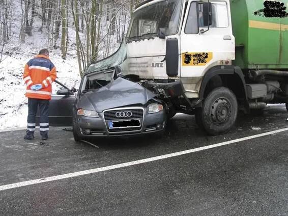 Audi dostalo smyk, rozdrtil ho náklaďák