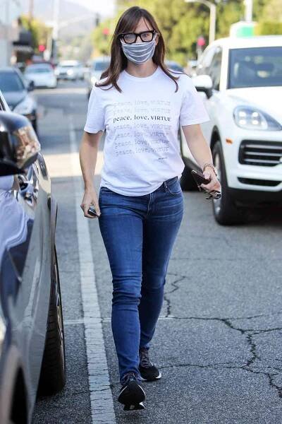 Jennifer Garner Spreads Good Vibes in L.A., Plus Eric Bana, Hilary Duff and More