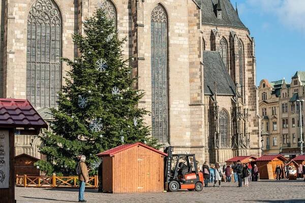 FOTO, ANKETA: Adventní trhy v Plzni budou, klobásu ale u stánku nesníte