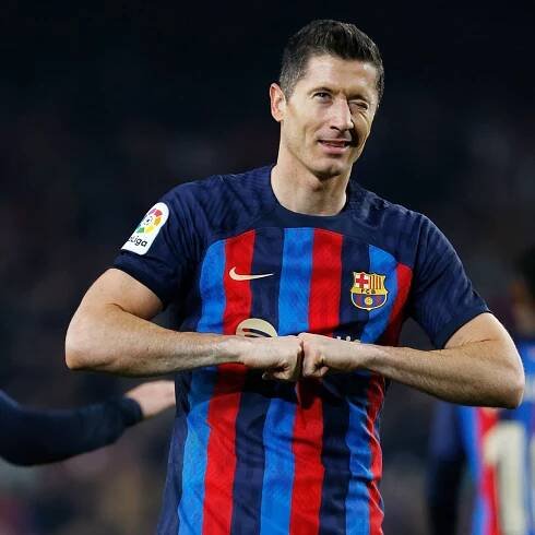 Robert Lewandowski on target as Barcelona beat Cadiz to restore LaLiga lead