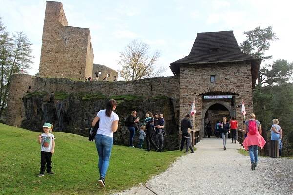 Velhartice zaplnili běžci, ukončili sezonu tradičním během o hradní klíč