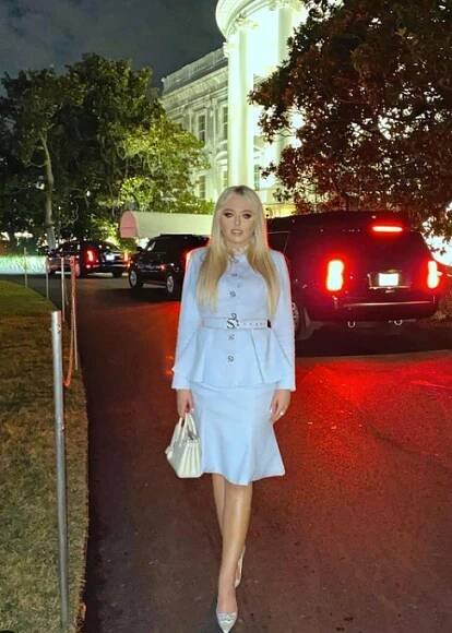 Trumpova dcera si se snoubencem užívá v Řecku. Jejich svatba má být „mezinárodní spektákl“