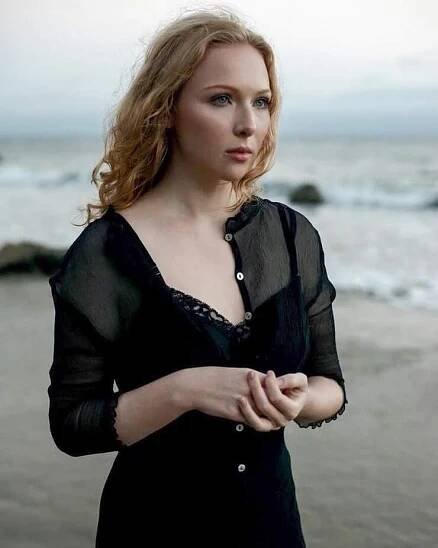 41 Hottest Pictures Of Molly C. Quinn | CBG