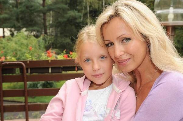 FOTO: Dcera Kateřiny Brožové je celá maminka. – stránka 254