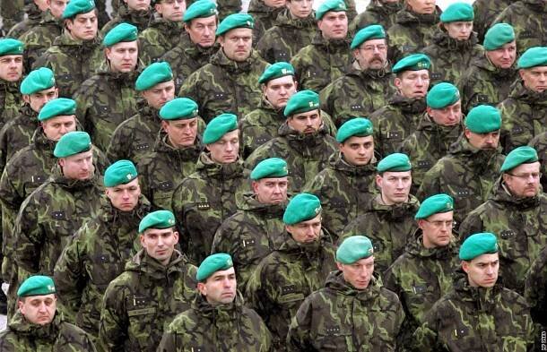 Vojáci dostanou přidáno, platy v armádě vzrostou příští rok o 1 500 korun