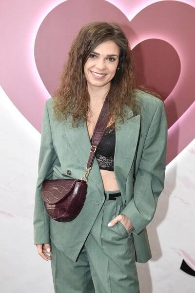 Něco tak vtipného hned tak neuvidíte: Denisa Pfauserová vlezla do tubusu se vzduchem a změnila se v malou čarodějnici