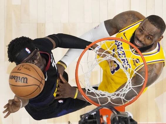 LeBron James: O ikona basketbalu hrajícím se synem