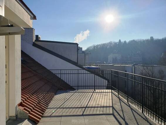 Ateliér 2+kk 40m2 se střešní terasou 30m2 a vlastním parkovacím stáním před domem, Praha 5 - Smíchov | PRAGUE REALITY, s