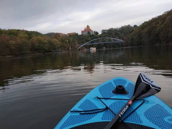 Foto paddleboardu v akci