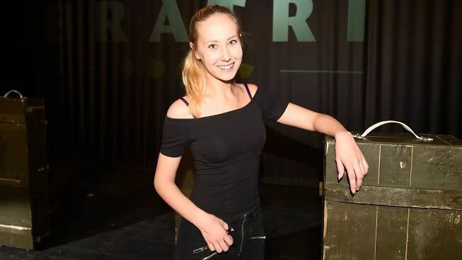 Podprsenka netřeba. Dcera expremiéra vyrazila za vínem nalehko