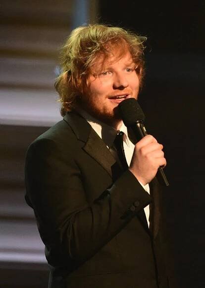 Slavný zpěvák Ed Sheeran zraněn! Srazilo ho auto!