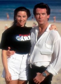 Pierce Brosnan (R) with his girlfriend Keely Shaye Smith in Sydney for the premiere of his new James Bond film 'Goldeneye' in 1995 in Sydney, Australia