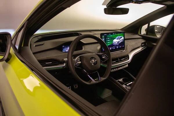 Tohle je nová elektrická Škoda Enyaq Coupé RS iV! Nabízí styl i poctivý dojezd, kufr ale přišel o pár litrů