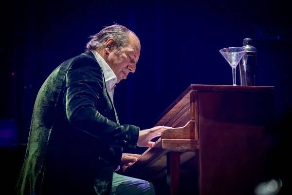 Světoznámý a geniální hudební skladatel Hans Zimmer přijede do Prahy o rok později