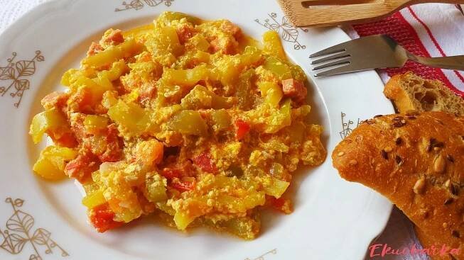 Klasické zeleninové lečo s opečenou uzeninou - Ekucharka.cz