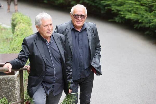 Rozloučit se přišel i herec Marcel Vašinka (vpravo).