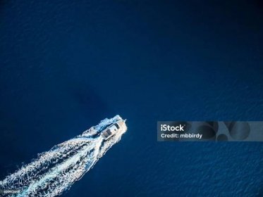 Motorový člun závodící podél otevřeného moře - Bez autorských poplatků Námořní plavidlo - Dopravní prostředek Stock fotka