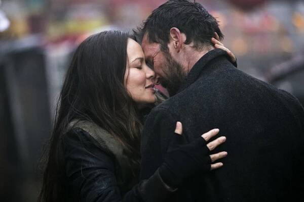 Falling Skies - Door Number Three - Z filmu - Moon Bloodgood, Noah Wyle