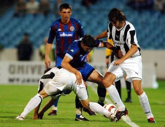 Ján Kozák ml. (vpravo), Simon Vukčevič a Marko Lomič v zápase Artmedia Bratislava - Partizan Belehrad v 3. predkole Ligy majstrov 2005/2006.
