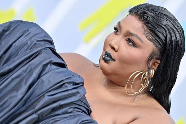 Lizzo: Complete Style Evolution – See Photos