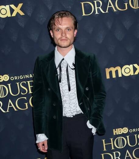 FOTO: Herec Tom Glynn-Carney, který hraje krále Aegona II, na premiéře druhé sezony Rodu Draka. – stránka 3