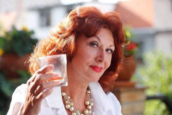Nestárnoucí Saskia Burešová slaví 79 let! V čem tkví tajemství její dlouholeté kariéry?