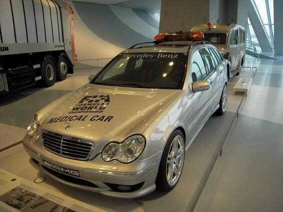 Papamobil, auto z filmu o dinosaurech i legendární tříkolka, na které se uskutečnil první výlet v historii automobilismu! Co nabízí muzeum Mercedes-Benz a na kolik vyjde vstupné?