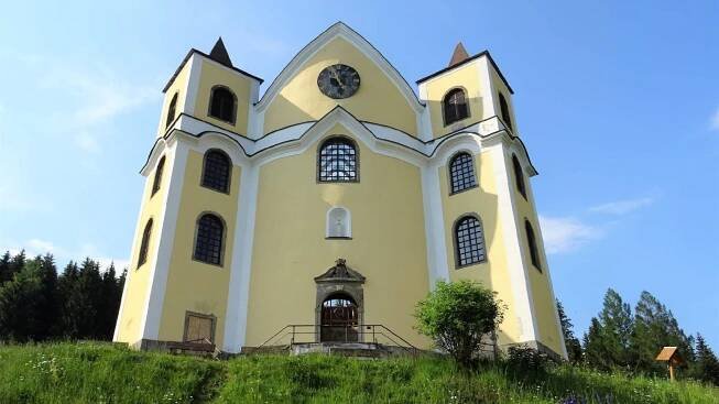 Průčelí kostela Neratov