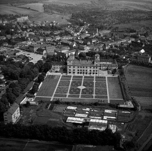 Bučovice, letecký pohled na zámek a město od západu. Foto Eugen Vasiliak, 60. léta 20. století.