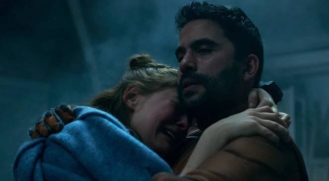 Ztraceni ve vesmíru - Izolace - Z filmu - Mina Sundwall, Ignacio Serricchio
