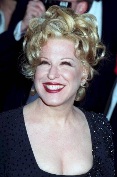 Bette Midler: *1.12.1945, americká zpěvačka a herečka