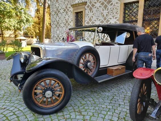 Spanilá jízda více než stoletých veteránů zpestřila víkend na zámcích na Orlici