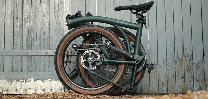 PRODUKTION - Zusammengelegt: Das Brompton G-Line hat ein Packmaß von 69 cm x 73 cm x 40,2 cm - deutlich mehr als beim Original. (zu dpa: «Grobe Reifen, große Räder: Unterwegs mit dem Brompton G Line») Foto: Stefan Weißenborn/dpa-tmn - Honorarfrei nur für Bezieher des dpa-Themendienstes +++ dpa-Themendienst +++