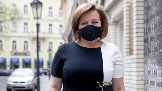 Holič: Jestli si Schillerová účes dělá sama, kadeřnictví ji ráda zaměstnají