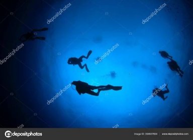 Stáhnout - Podvodní fotografie skupiny potápěčů v hloubce modrého moře — Stock obrázek