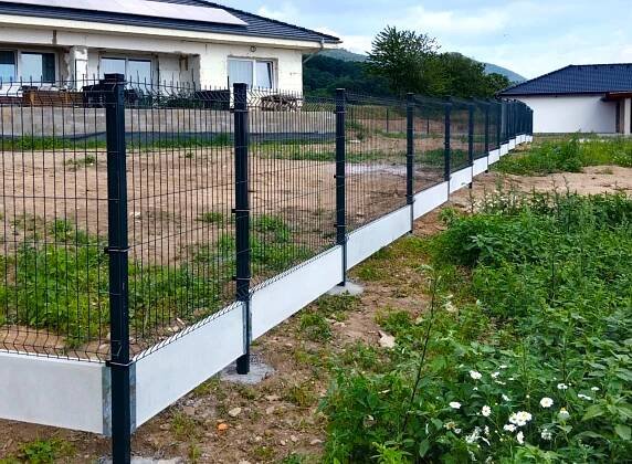 Realizace – antracitové 3D plotové panely