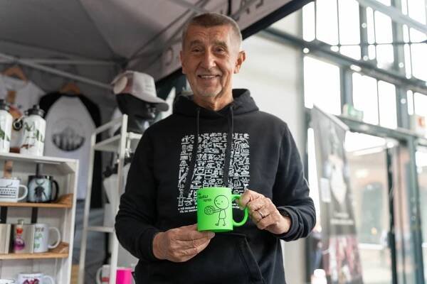 Andrej Babiš a Aleš Juchelka se vezli na lanovce: Kvůli statnému poslanci si fanoušci neodpustili jedovaté poznámky